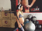 Bella Falconi faz exercícios e exibe o barrigão de 9 meses
