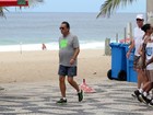 Galvão Bueno se exercita em Ipanema, no Rio