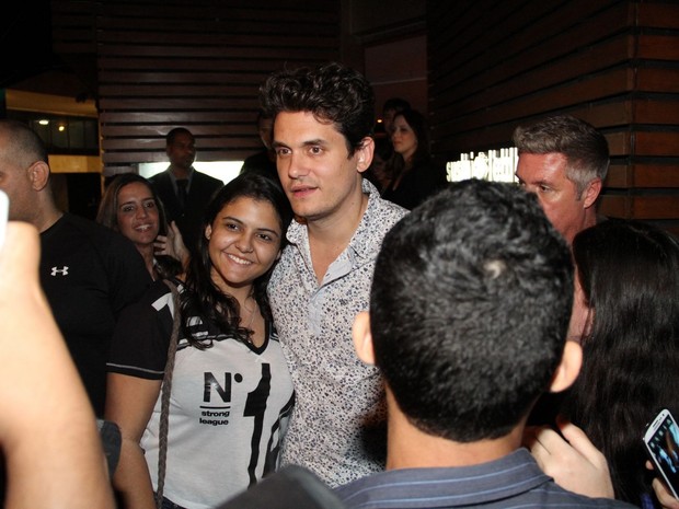 John Mayer e fã (Foto: André Freitas / AgNews)