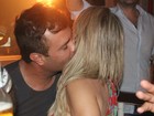 Rodrigo Phavanello troca beijos com loira em noitada em Búzios 