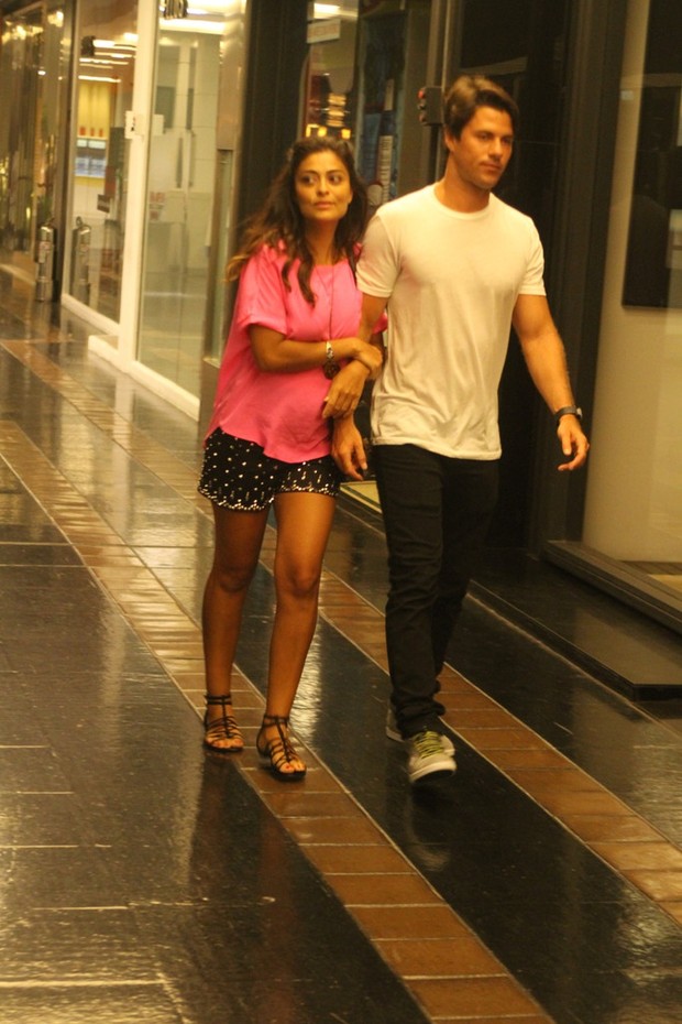 Juliana Paes vai ao cinema com seu marido em Shopping da Zona Sul (Foto: Daniel Delmiro / AgNews)