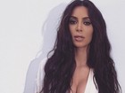 Kim Kardashian posa decotada e com aplique para foto