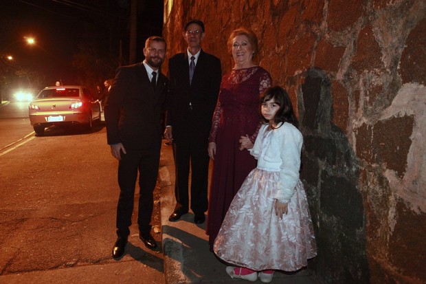Janderson, noivo com a família - Casamento Cacau Protásio (Foto: Isac Luz / Ego)