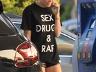 Miley Cyrus usa camisa polêmica e short curtíssimo