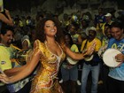 Juliana Alves mostra gingado em quadra de escola de samba