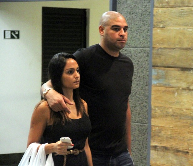 Adriano e namorada (Foto: Marcus Pavão/Ag. News)