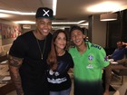 Ivete e Léo Santana posam com Neymar na concentração da seleção