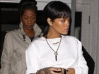Rihanna deixa calcinha rosa à mostra com saia transparente