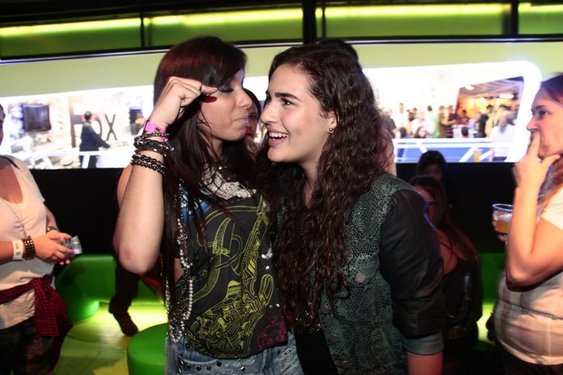 Anitta com Lívian Aragão (Foto: Isac Luz / EGO)