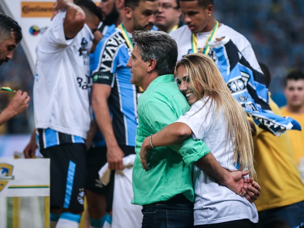 Carolina Portaluppi comemora título do Grêmio com o pai, Renato Gaúcho, na Arena Grêmio, em Porto Alegre (Foto: Jeferson Bernardes/ AFP)