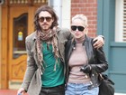 De shortinho jeans, Sharon Stone passeia com o namorado