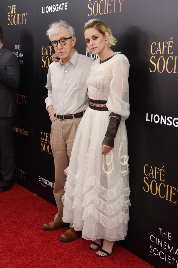 Woody Allen e Kristen Stewart em première de filme em Nova York, nos Estados Unidos (Foto: Jamie McCarthy/ Getty Images/ AFP)