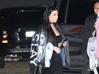 Kim Kardashian usa casaco com estampa do próprio rosto
