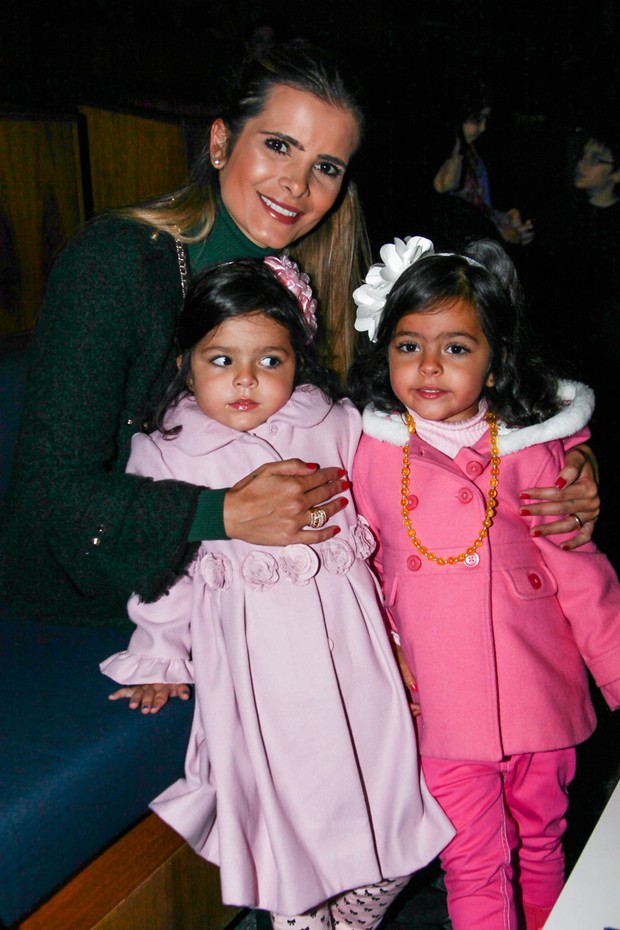 Flavia Fonseca com as filhas Isabella e Helena  (Foto: Manuela Scarpa /Foto Rio News)