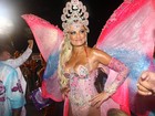 Ellen Rocche usa fantasia decotada em desfile em São Paulo