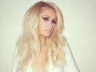 Paris Hilton posa decotada para fotos e ganha confere