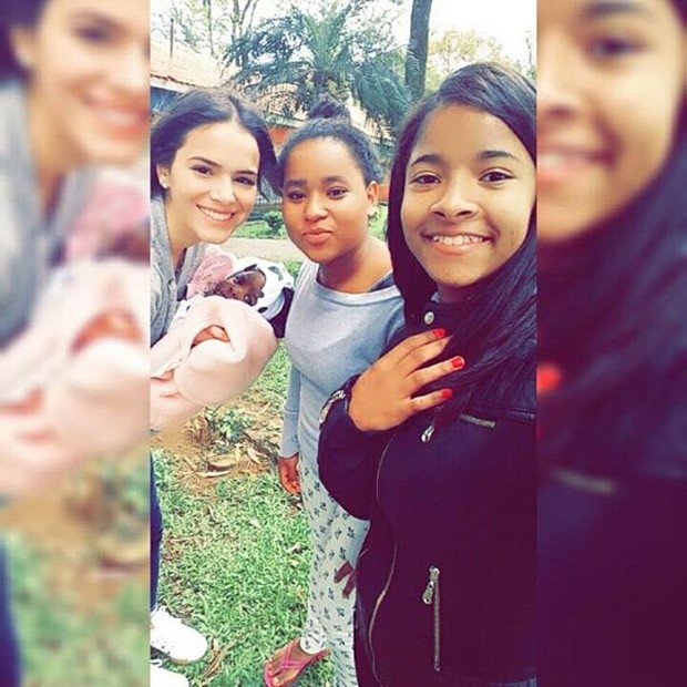 Bruna Marquezine com crianças refugiadas no Brasil (Foto: Reprodução / Instagram)