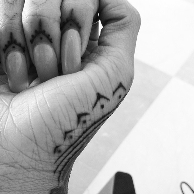 Rihanna - tatuagem na mão (Foto: Reprodução/ Instagram)