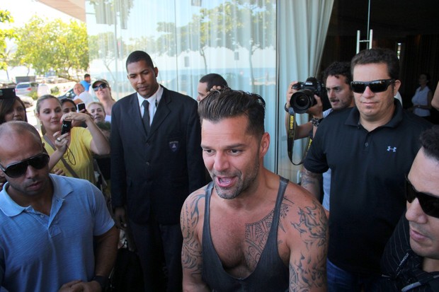 Ricky Martin na porta do hotel (Foto: Fabio Moreno e Gil Rodrigues / Foto Rio News)