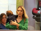 Rodrigão e Adriana Sant'Anna passeiam com o filho em shopping