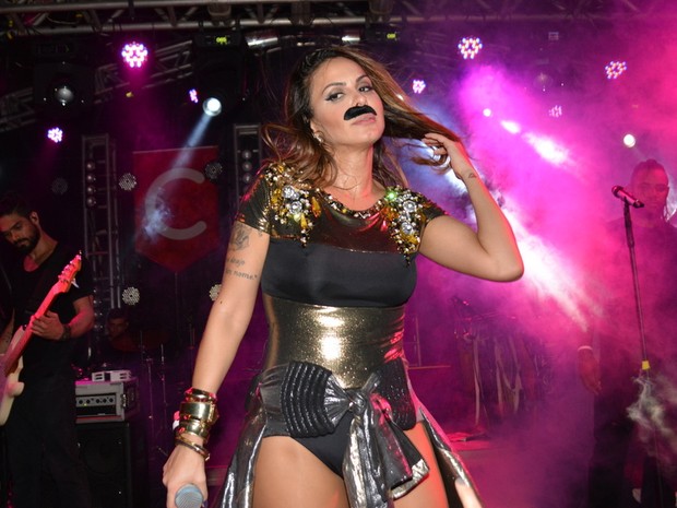 Alinne Rosa em show no Recife, em Pernambuco (Foto: Felipe Souto Maior/ Ag. News)