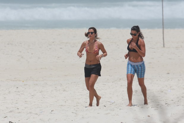  Paula Morais corre na praia da Barra da Tijuca (Foto: Dilson Silva / Agnews)