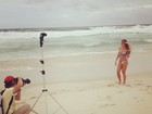 Andressa Suita posa de biquíni na praia