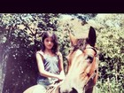 Carol Castro mostra foto antiga em cavalo: 'Infância feliz'