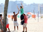 Chay Suede e Marcello Melo Jr. fazem slackline na praia, no Rio