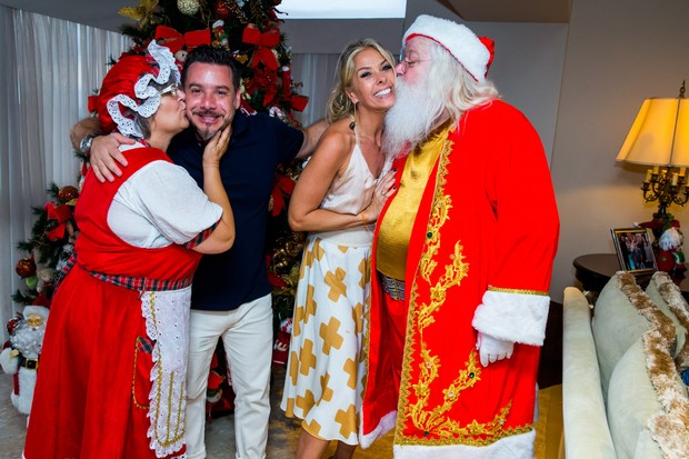 Alexandre Iódice e Adriane Galisteu ganham beijo do Papai e da Mamãe Noel (Foto: Manuela Scarpa/Brazil News)