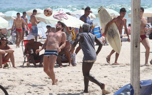 Marcelo Serrado na praia de Ipanema (Foto: Wallace Barbosa / AgNews)