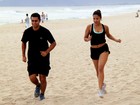 De shortinho, ex-BBB Gyselle Soares se exercita na praia