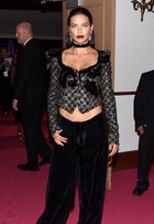 Adriana Lima usa look estranho em evento de moda em Nova York