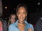 Rihanna deixa sutiã à mostra em balada com Drake