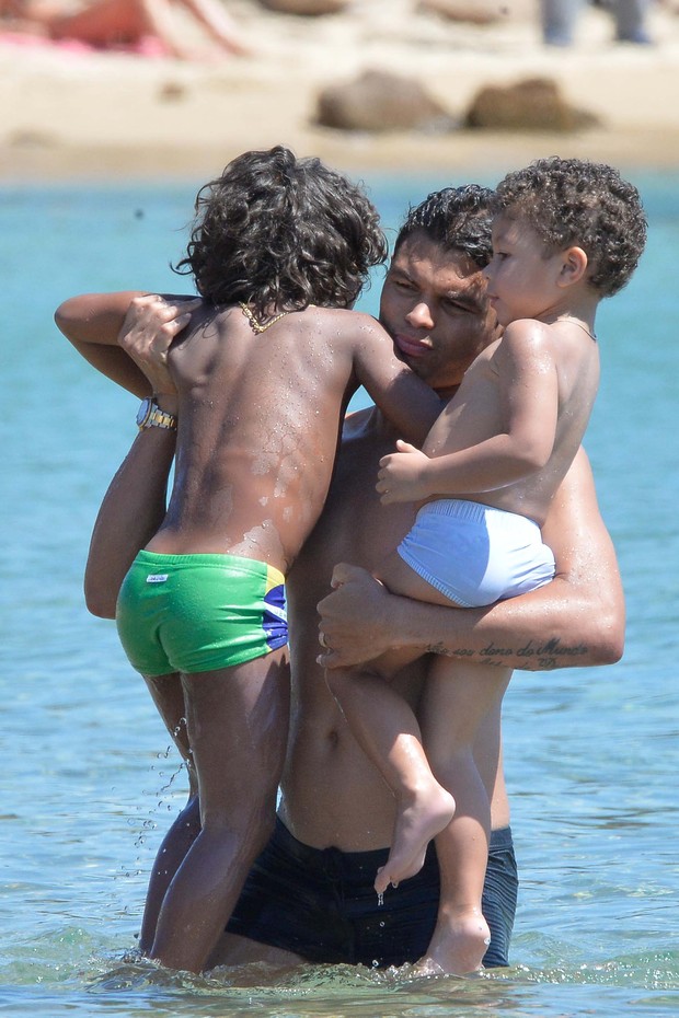 Thiago Silva com a família (Foto: Agência/ Grosby Group)