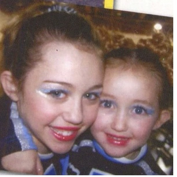 Miley Cyrus e irmã mais nova em foto da infância (Foto: Instagram / Reprodução)