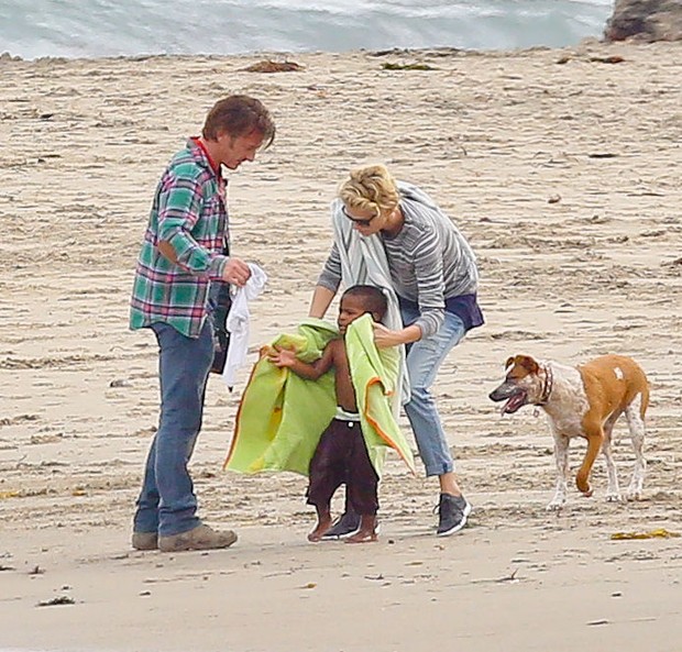 X17 - Charlize Theron com o filho, Jackson, e Sean Penn na praia de Malibu, em Los Angeles, nos Estados Unidos (Foto: X17online/ Agência)