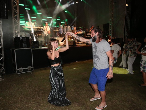 Henri Castelli e a namorada, Maria Fernanda Saad, em show em Salvador, na Bahia (Foto: Denilson Santos/ Ag. News)