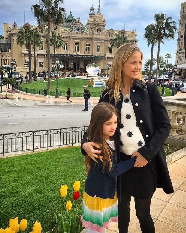 Luiza Valdetaro com a filha em Mônaco (Foto: Reprodução/Instagram)