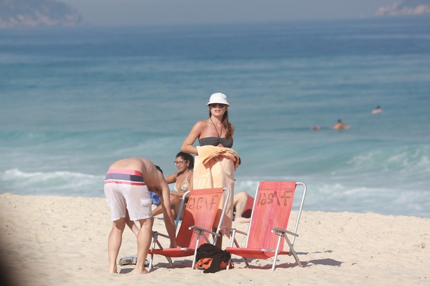 Joana Balaguer na praia com o marido (Foto: Dilson Silva / Agnews)