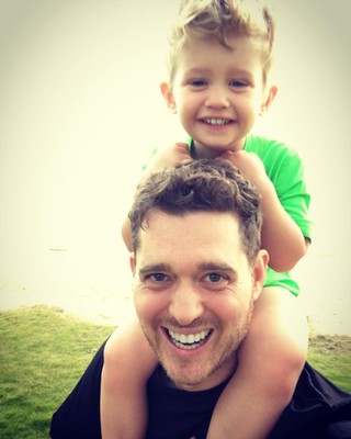 Michael Bublé com o filho Noah (Foto: Reprodução/Instagram)