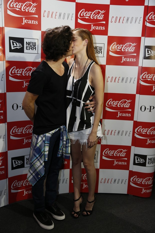 Fiuk beija Sophia Abrão no backstage da Coca Cola Jeans no Fashion Rio (Foto: Felipe Panfili/AgNews)