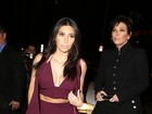 Kim Kardashian aposta em figurino decotado para ir a evento com a mãe