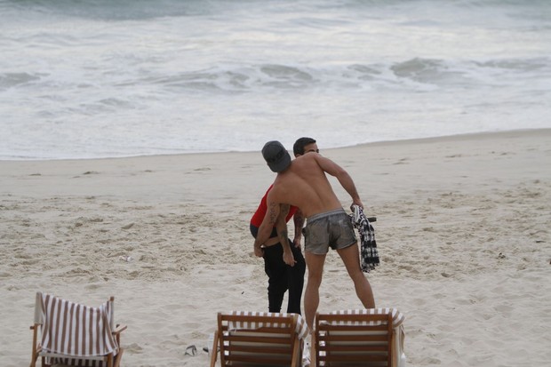 Marc Jacobs com o namorado em Ipanema (Foto: Gil Rodrigues/ Foto Rio News)