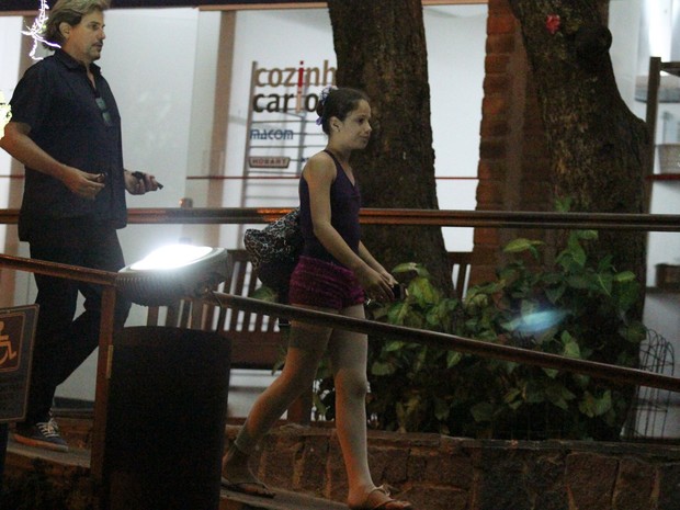 Edson Celulari busca a filha, Sophia, no balé na Zona Oeste do Rio (Foto: Delson Silva/ Ag. News)