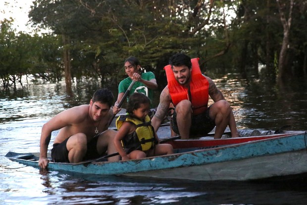 Renan passeia de canoa (Foto: Denilson santos/AgNews)