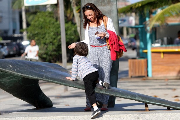 Carla Marins com o filho na orla da Barra (Foto: Marcos Ferreira / Foto Rio News)