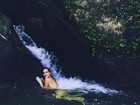 Robertha Portella faz topless e se refresca em cachoeira em dia de calor