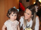 Fernanda Pontes leva filha ao teatro no Rio