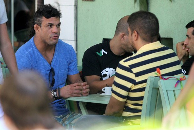 Vitor Belfort almoça em restaurante no RJ (Foto: Marcos Ferreira / FotoRioNews)
